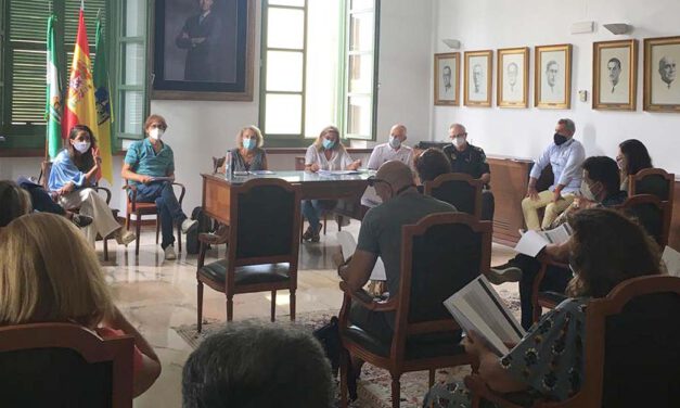 Ayuntamiento y directores planifican el inicio del curso académico