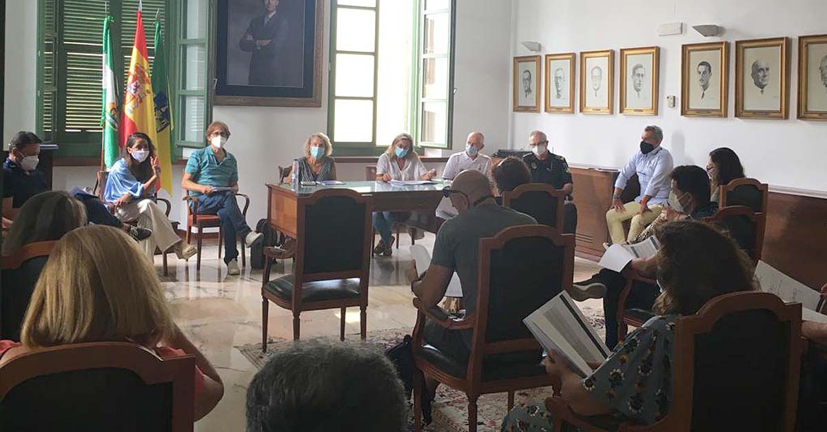 Ayuntamiento y directores planifican el inicio del curso académico