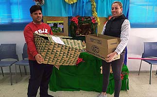Altos del Paseo aporta dos cajas de caramelos y chucherías para la Cabalgata