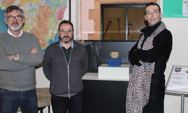 Una taza tipo bizcochada para beber agua, nueva pieza del mes del Museo