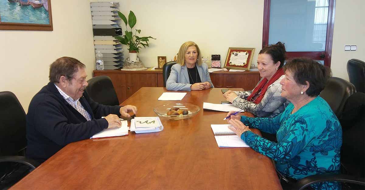 Lara se reúne con la Flave para presentarle las actividades del área de Familia y del Mayor