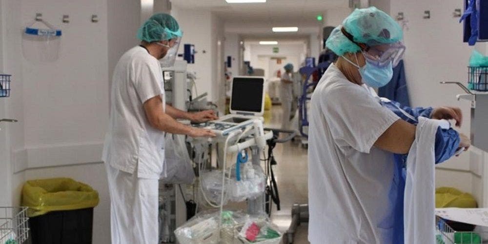 Andalucía baja de 40 ingresados en UCI y registra 131 hospitalizados