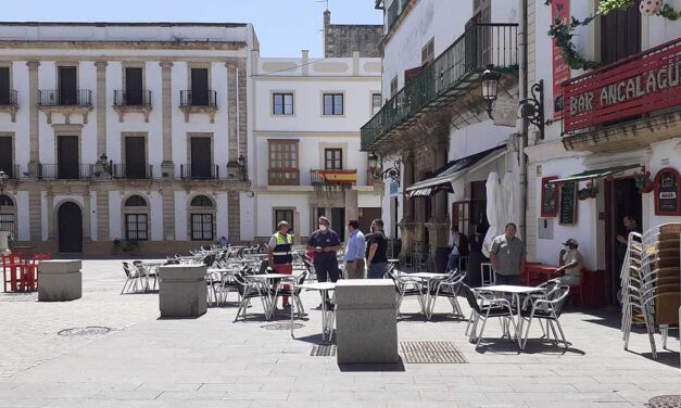 Instalados dados de granito para proteger a los peatones en la Plaza de España