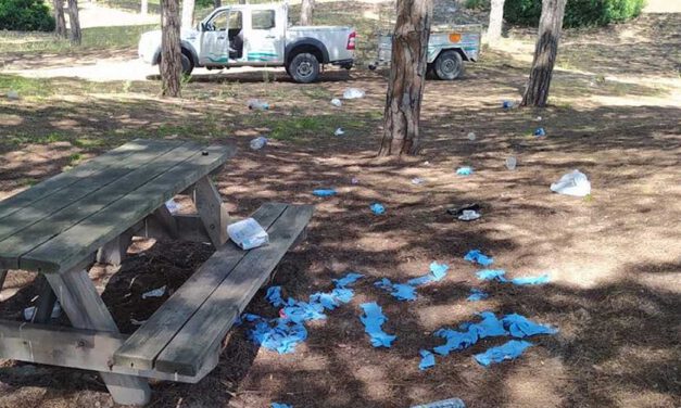 Guantes guantes desechables y botellas, incivismo en los pinares de El Puerto