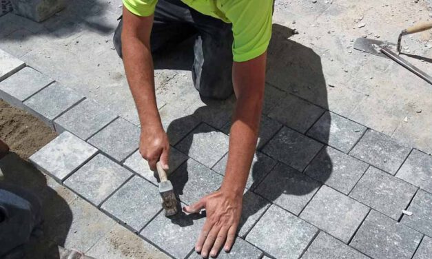 Mantenimiento Urbano trabaja en la reparación de acerados y baches en la zona de Crevillet