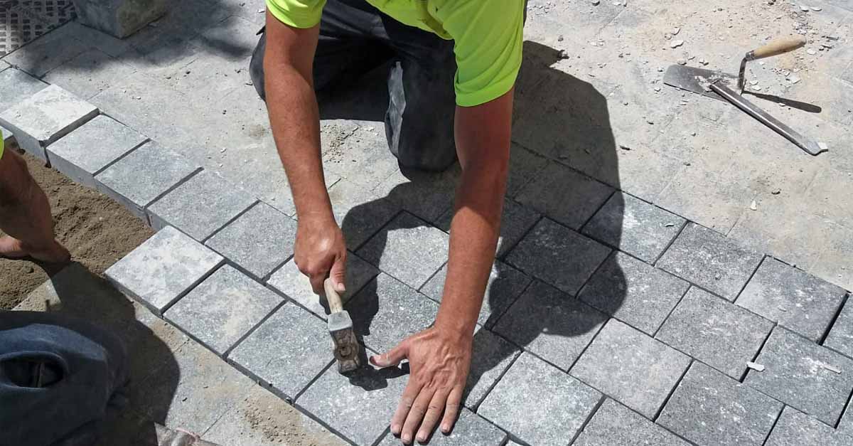 Mantenimiento Urbano trabaja en la reparación de acerados y baches en la zona de Crevillet