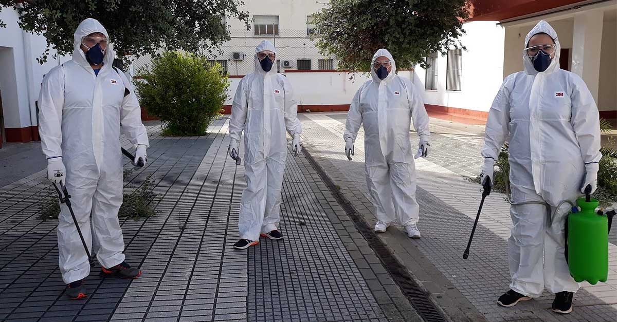 El Puerto comienza a desinfectar las iglesias y parroquias con Inmac Sur y voluntarios cofrades
