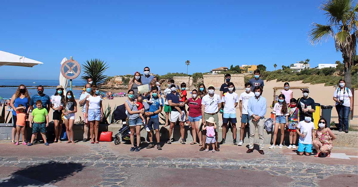 El Centro Inglés organiza una jornada de limpieza de la playa de La Muralla