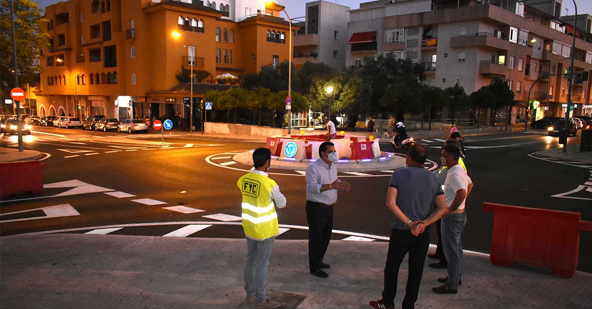 La rotonda de La Libertad, primera de Andalucía en contar con bordillo de luces LED