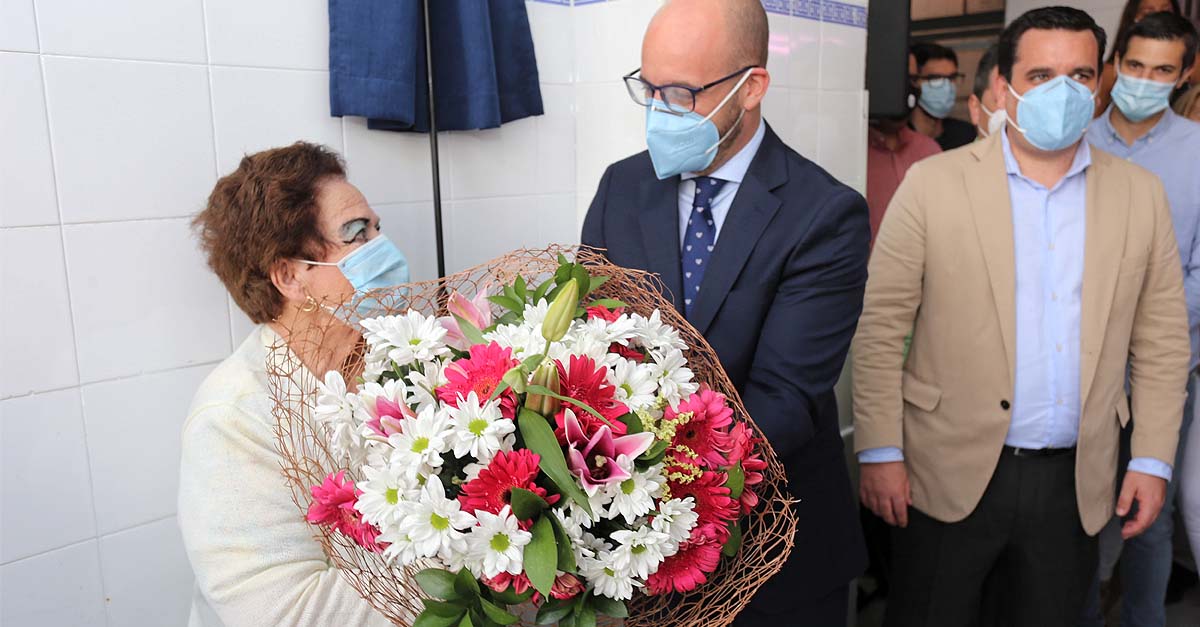 Charo "la de los churros" ya tiene su placa honorífica en el Mercado