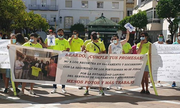 Los socorristas se concentran ante el Ayuntamiento en protesta por la falta del servicio