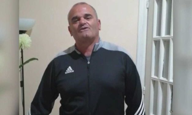 'El Puerto Solidario de Primera' subasta esta semana unas botas de Javier Otero