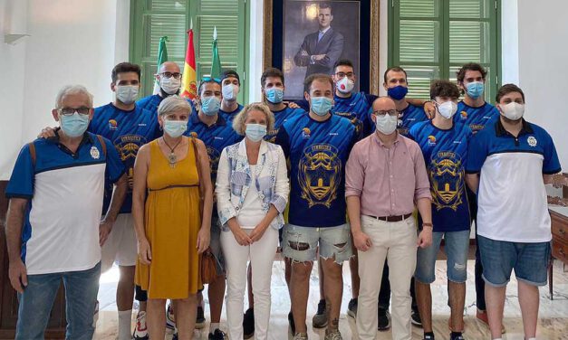 El Ayuntamiento recibe al equipo Gimnástica Portuense tras ascender a la Liga de Baloncesto Aficionado
