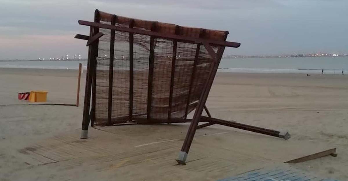 Destrozan una carpa de sombra en la playa de Valdelagrana