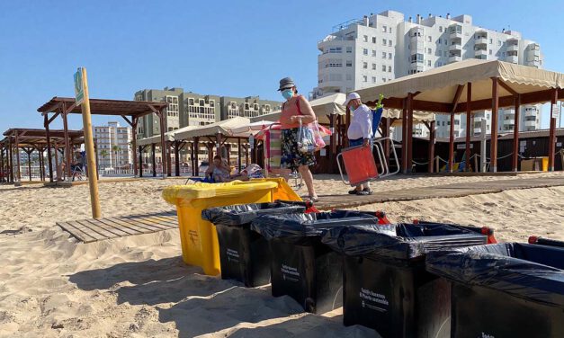 Medio Ambiente refuerza la limpieza de playas con 115 nuevos contenedores