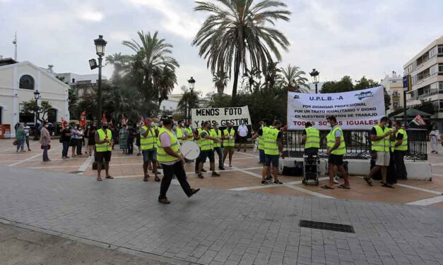 Trabajadores municipales se concentran para exigir el pago de los atrasos