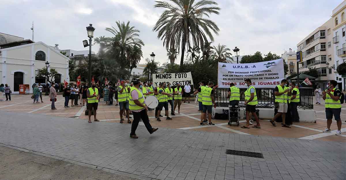 Trabajadores municipales se concentran para exigir el pago de los atrasos