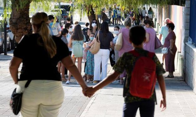 Andalucía refleja un ligero descenso en el ritmo de contagio con 915 casos