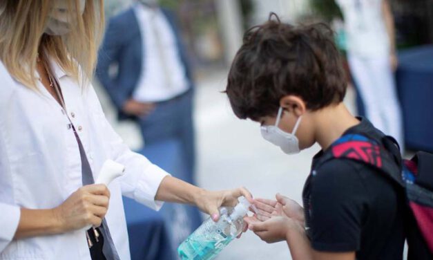 El Gobierno descarta la baja laboral para padres con hijos en cuarentena