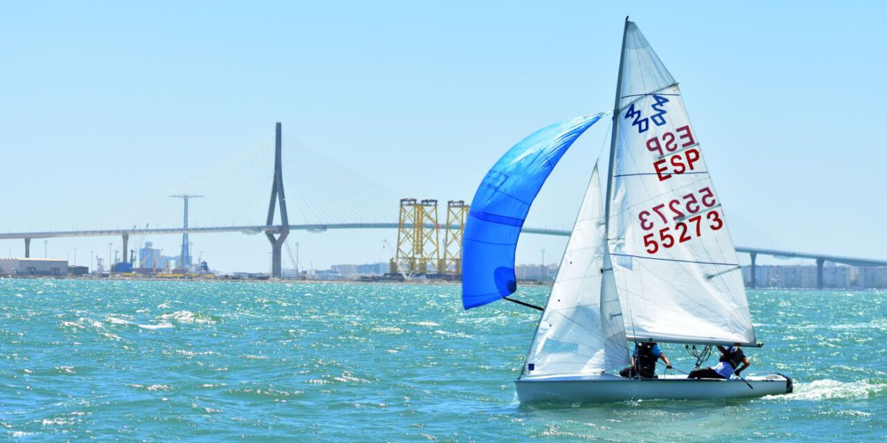 La Bahía de Cádiz acoge el Campeonato de España de 420