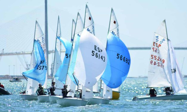 Neus Ballester y Andrea Perelló, primeras líderes del Campeonato de España de 420 en Cádiz