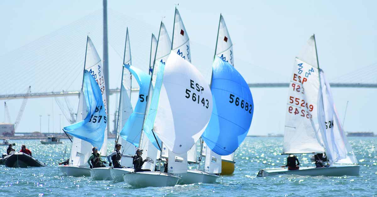 Neus Ballester y Andrea Perelló, primeras líderes del Campeonato de España de 420 en Cádiz