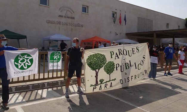 Multitudinaria cadena humana en El Puerto contra la privatización de Los Toruños
