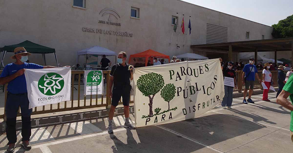 Multitudinaria cadena humana en El Puerto contra la privatización de Los Toruños