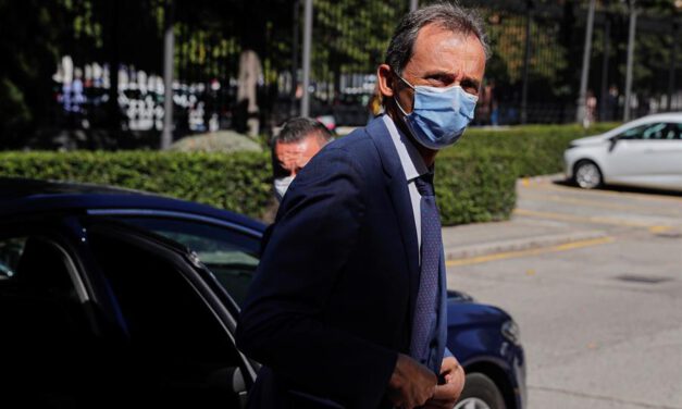 Duque: interrumpir el ensayo de una vacuna "entra dentro de lo normal"