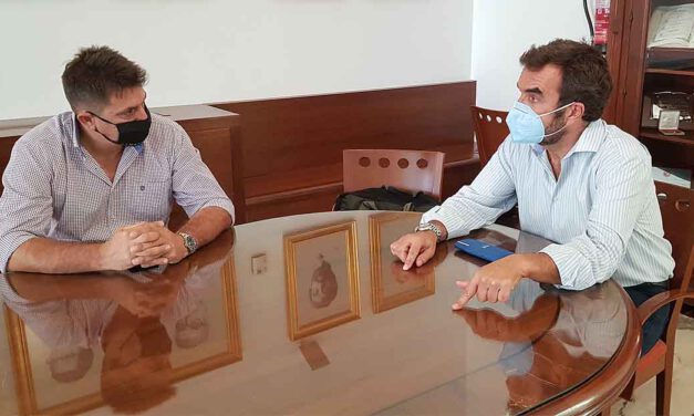 Alegre se reúne con el empresario portuense Llopis para abordar el futuro del servicio de autobuses