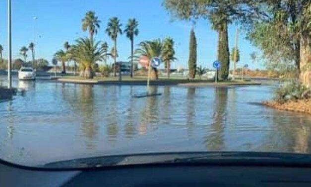 La rotura de una tubería en Valdelagrana inunda una de sus entradas