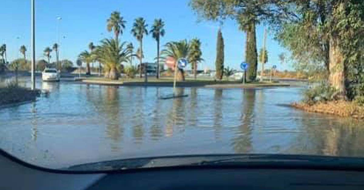 La rotura de una tubería en Valdelagrana inunda una de sus entradas