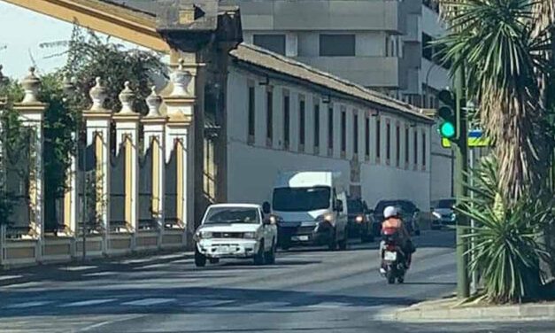 El Ayuntamiento repone el semáforo de la avenida de Sanlúcar
