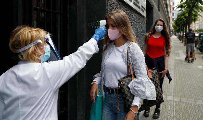 Andalucía supera los 100.000 casos durante la pandemia tras un récord diario