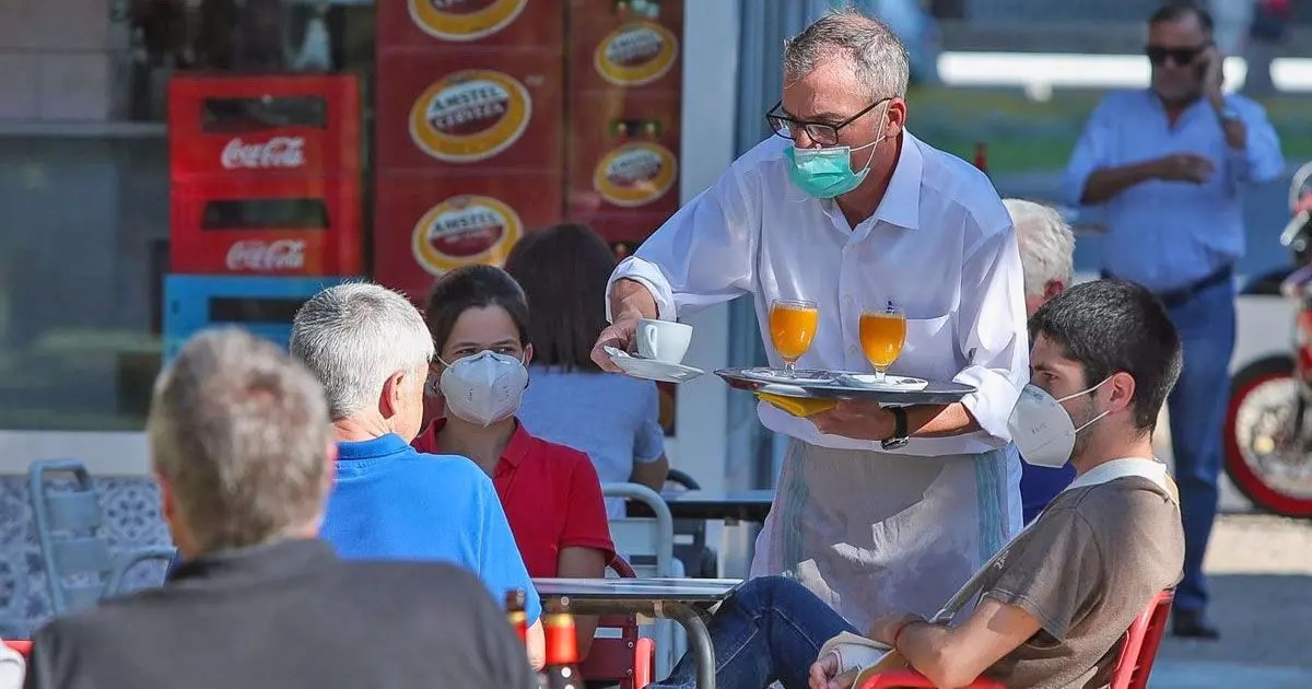 La Junta "no baraja" ahora cerrar bares y restaurantes