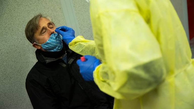 Las reinfecciones, todavía excepcionales, abren más dudas que certezas