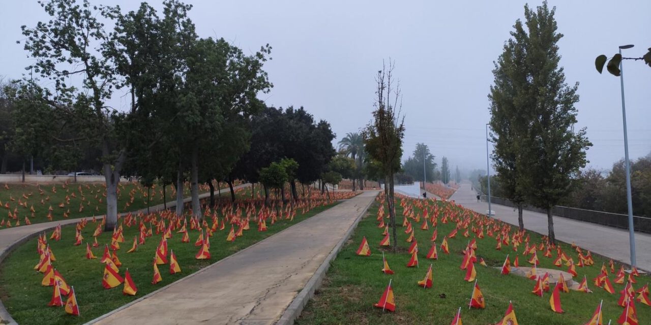 Más de 50.000 banderas recuerdan a las víctimas del Covid junto al Guadalquivir