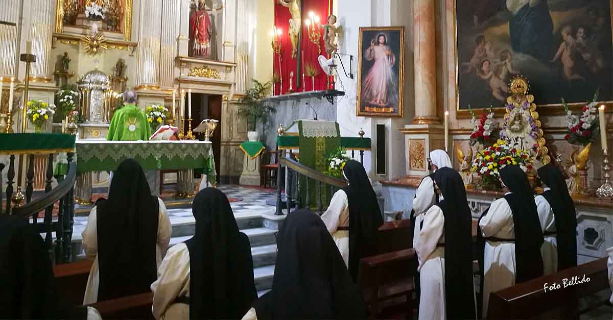 Misa en honor a la Virgen del Rocío en El Puerto, por el mes del Santo Rosario