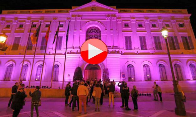 El Ayuntamiento ilumina su fachada de rosa por el Día Mundial del Cáncer de Mama