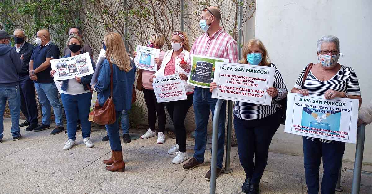 El movimiento vecinal exige en el Pleno el pago de las subvenciones