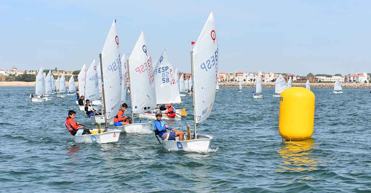 Lento pero seguro arranque del Trofeo de la Hispanidad en aguas gaditanas