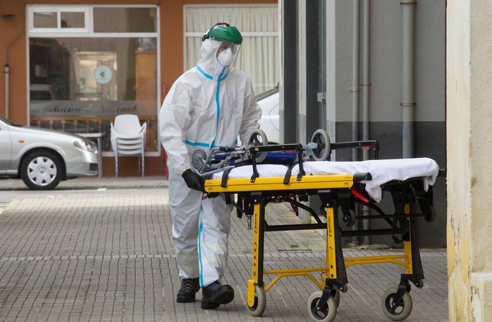 Andalucía reduce de 95 víctimas de Covid el lunes a 35