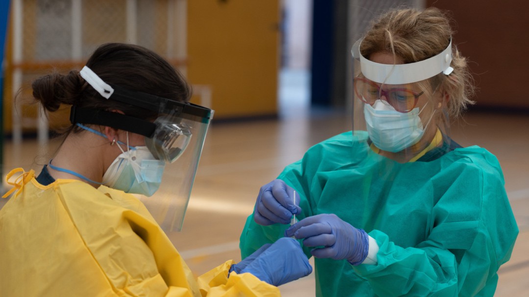 Andalucía supera el pico de ingresados en UCI en marzo y alcanza los 442