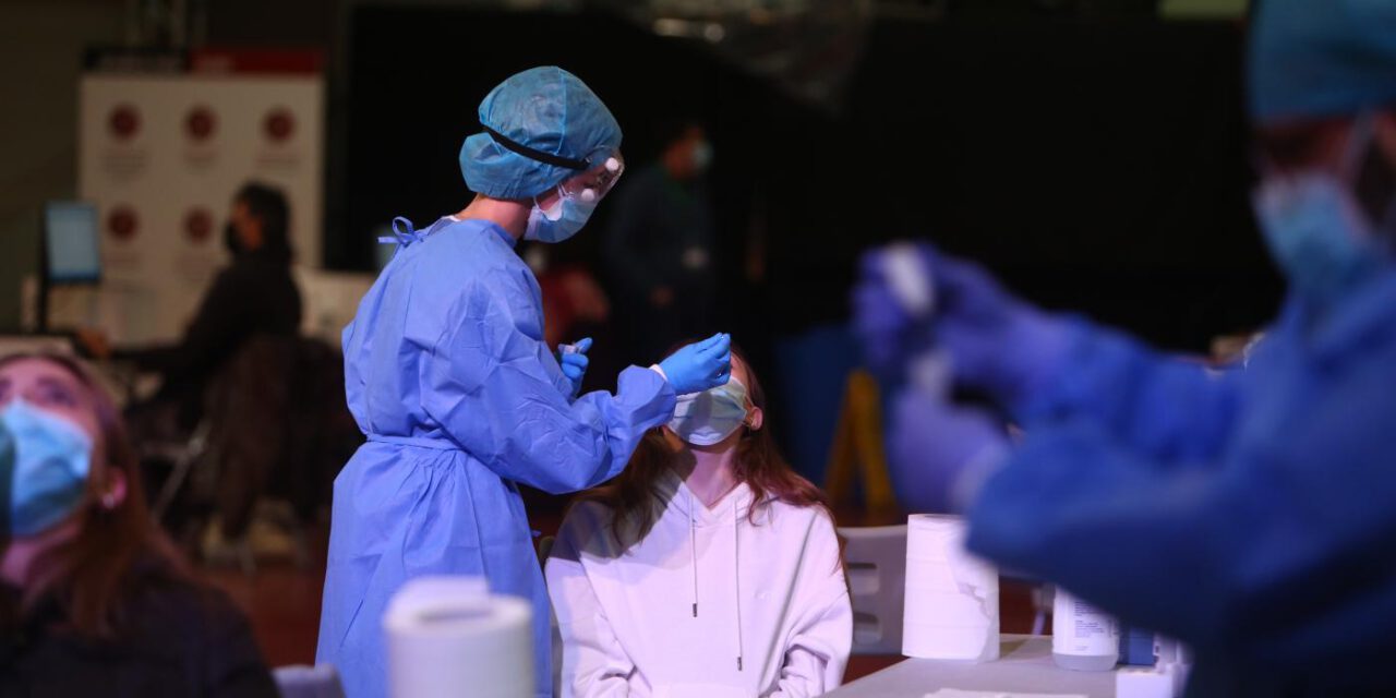 3.755 positivos en Andalucía cierran la semana con 27.851 casos y 315 muertes