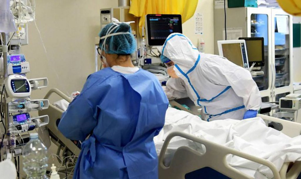 Andalucía roza los 5.000 contagios en un día y bajan los fallecidos a 55