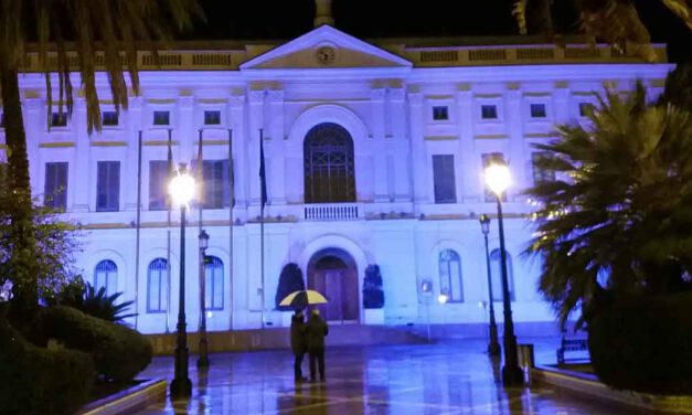 El Ayuntamiento de El Puerto se tiñe de violeta por el 25N