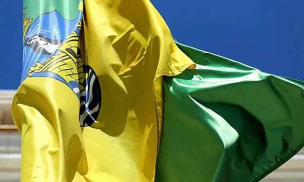 Una bandera a la altura de la ciudad
