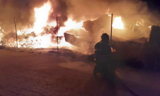 Un depósito con narcolanchas intervenidas sale ardiendo en El Puerto