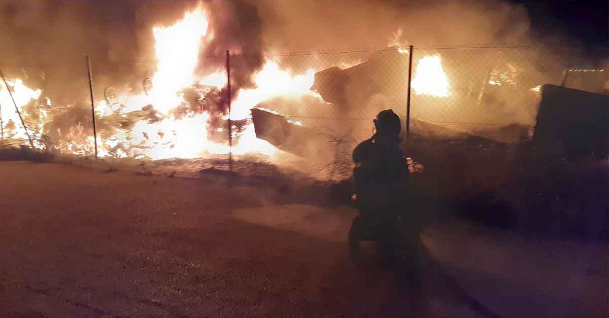 Un depósito con narcolanchas intervenidas sale ardiendo en El Puerto