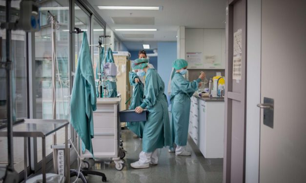 Andalucía baja en los hospitalizados aunque aumenta los pacientes en UCI